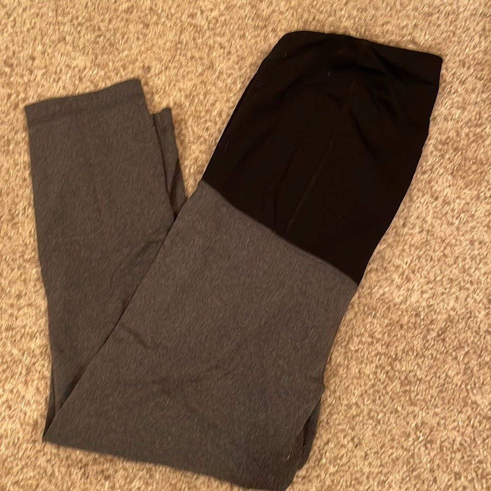 Ingrid and Isabel Maternity Activewear Cropped Leggings